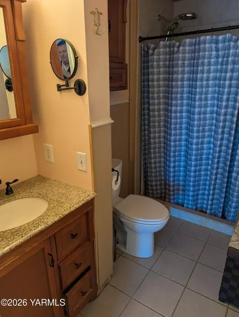 Bath - 110 E Bartlett Ave, Selah, WA 98942 photo 1 of 2