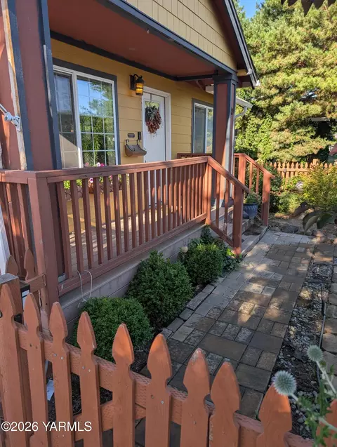 Exterior - 110 E Bartlett Ave, Selah, WA 98942 photo 1 of 4