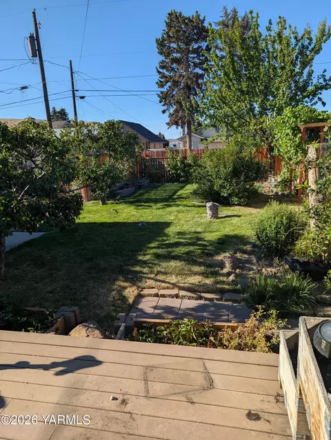 Exterior - 110 E Bartlett Ave, Selah, WA 98942 photo 2 of 4