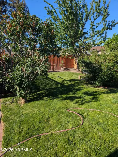 Exterior - 110 E Bartlett Ave, Selah, WA 98942 photo 3 of 4