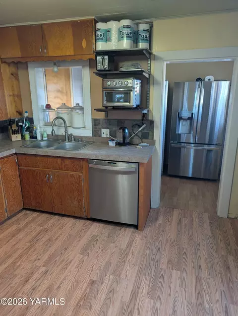Kitchen - 110 E Bartlett Ave, Selah, WA 98942 photo 2 of 4