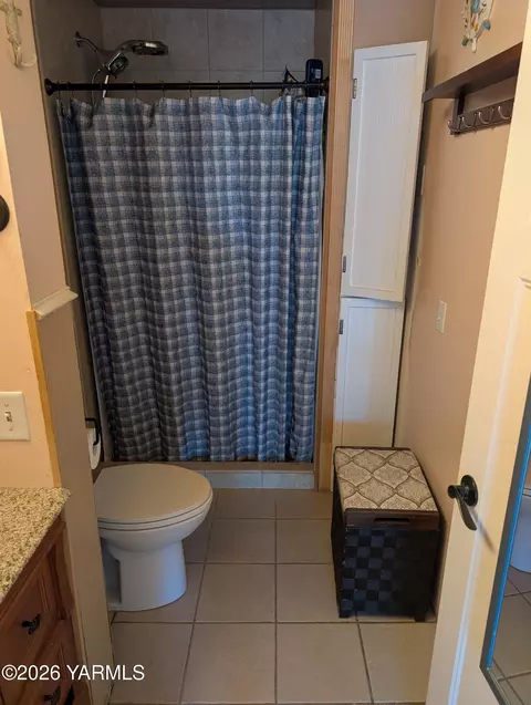Bath - 110 E Bartlett Ave, Selah, WA 98942 photo 2 of 2