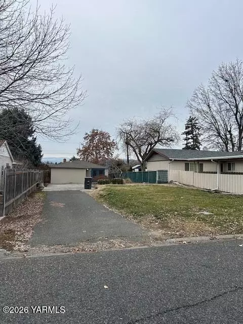 208 S 47th Ave, Yakima, WA 98908