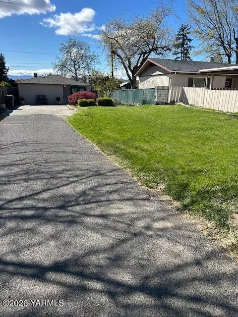 208 S 47th Ave, Yakima, WA 98908