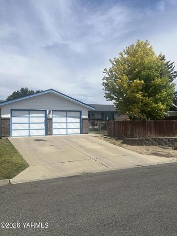 421 S 59th Ave, Yakima, WA 98908