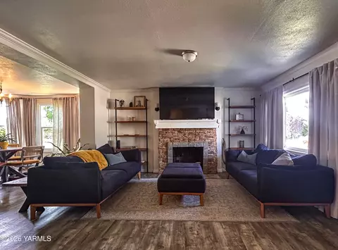409 S 18th Ave, Yakima, WA 98902