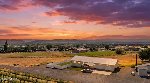 7632 Roza Hill Dr, Yakima, WA 98901