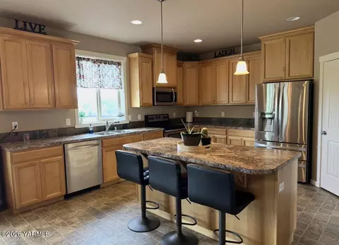 Kitchen - 671 Tibbling Rd, Selah, WA 98942 photo 2 of 2