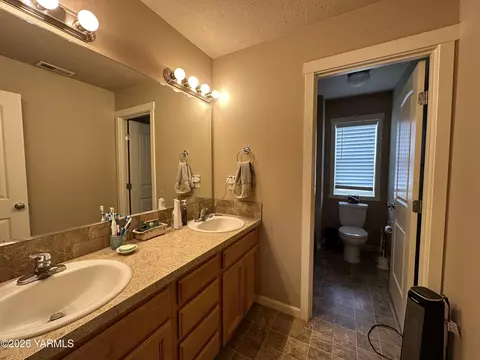 Bath - 671 Tibbling Rd, Selah, WA 98942 photo 4 of 5