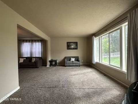 Living - 671 Tibbling Rd, Selah, WA 98942 photo 4 of 7