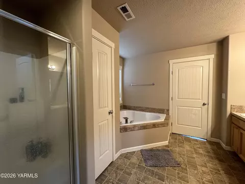 Bath - 671 Tibbling Rd, Selah, WA 98942 photo 3 of 5