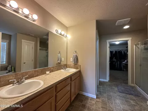 Bath - 671 Tibbling Rd, Selah, WA 98942 photo 2 of 5