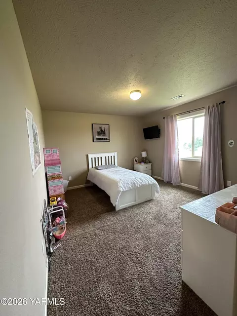 Bedroom - 671 Tibbling Rd, Selah, WA 98942 photo 2 of 3