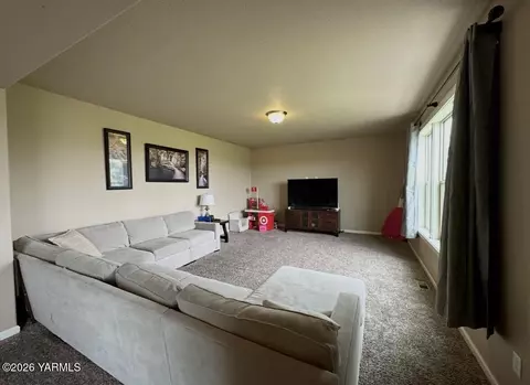 Living - 671 Tibbling Rd, Selah, WA 98942 photo 2 of 7