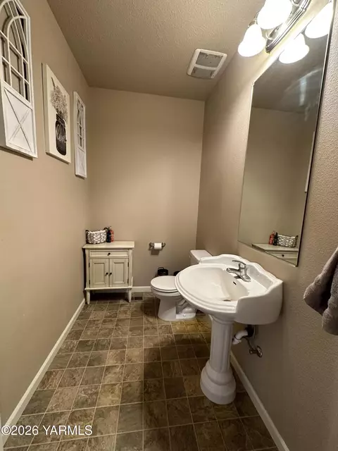 Bath - 671 Tibbling Rd, Selah, WA 98942 photo 1 of 5