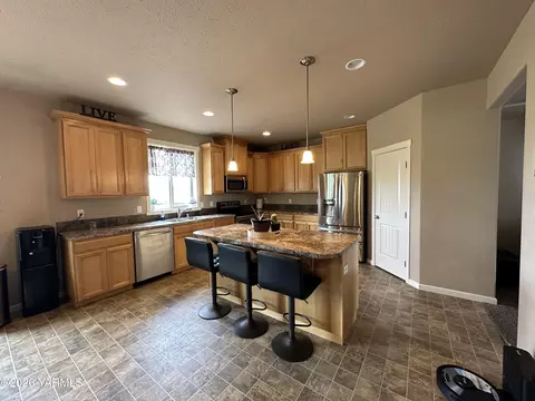 Kitchen - 671 Tibbling Rd, Selah, WA 98942 photo 1 of 2