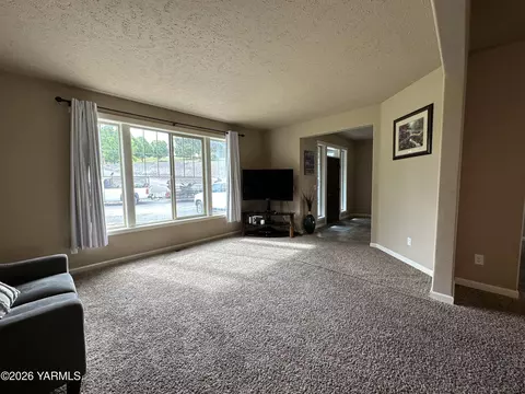 Living - 671 Tibbling Rd, Selah, WA 98942 photo 1 of 7