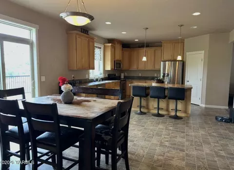 Dining - 671 Tibbling Rd, Selah, WA 98942 photo 2 of 2