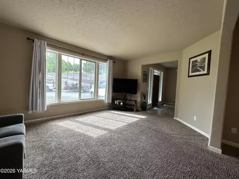 Living - 671 Tibbling Rd, Selah, WA 98942 photo 5 of 7