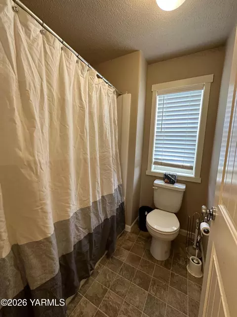 Bath - 671 Tibbling Rd, Selah, WA 98942 photo 5 of 5