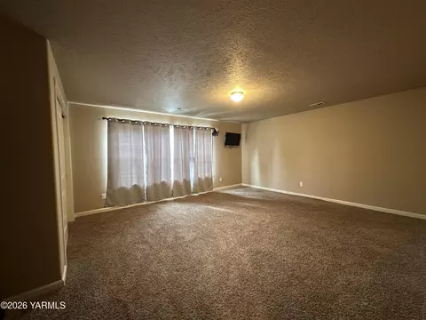 Living - 671 Tibbling Rd, Selah, WA 98942 photo 7 of 7