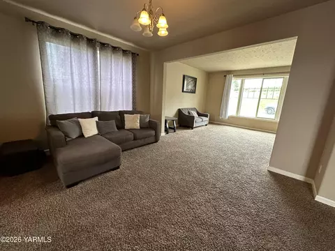 Living - 671 Tibbling Rd, Selah, WA 98942 photo 6 of 7