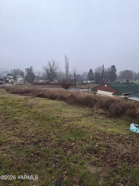 313 NW Crescent Ave, Sunnyside, WA 98944