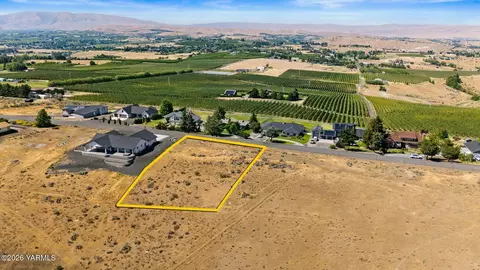 729 Lookout Point Dr, Selah, WA 98942