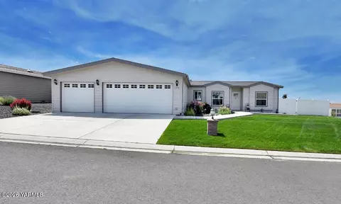 200 E Bridle Way #136, Yakima, WA 98901
