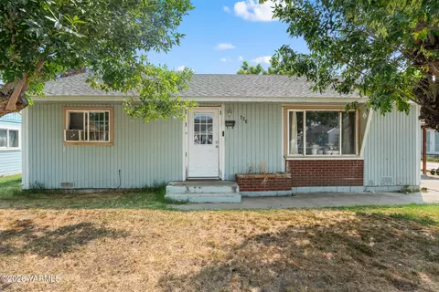 328 N 10th St, Sunnyside, WA 98944