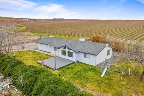 460 Sun Acres Rd, Zillah, WA 98953