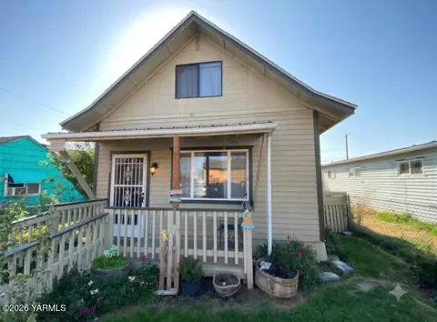105 W 4th St, Wapato, WA 98951