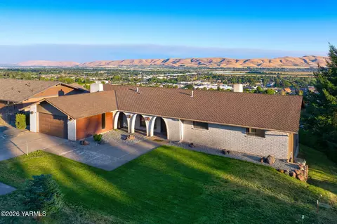 708 Scenic Bluff Dr, Yakima, WA 98908