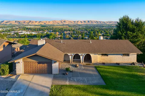 708 Scenic Bluff Dr, Yakima, WA 98908