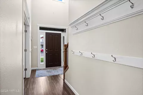 Entry Way - 908 Millenium Ave, Moxee, WA 98936 photo 5 of 9