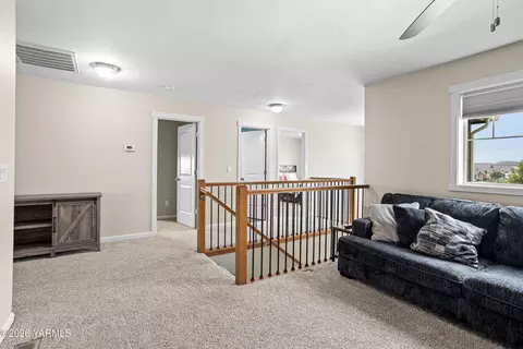 Entry Way - 908 Millenium Ave, Moxee, WA 98936 photo 8 of 9