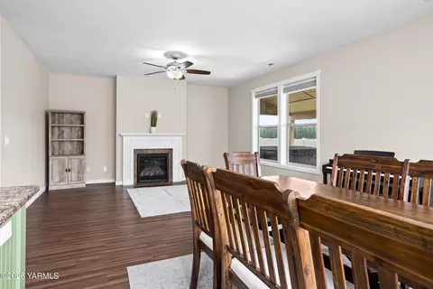 Dining - 908 Millenium Ave, Moxee, WA 98936 photo 1 of 2