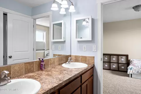 Bath - 908 Millenium Ave, Moxee, WA 98936 photo 6 of 7