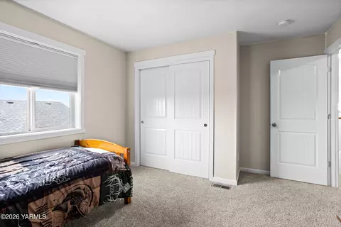 Bedroom - 908 Millenium Ave, Moxee, WA 98936 photo 6 of 8