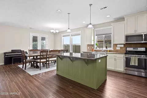 Kitchen - 908 Millenium Ave, Moxee, WA 98936 photo 1 of 4