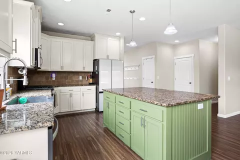 Kitchen - 908 Millenium Ave, Moxee, WA 98936 photo 4 of 4
