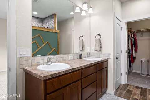 Bath - 908 Millenium Ave, Moxee, WA 98936 photo 3 of 7