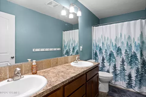 Bath - 908 Millenium Ave, Moxee, WA 98936 photo 5 of 7