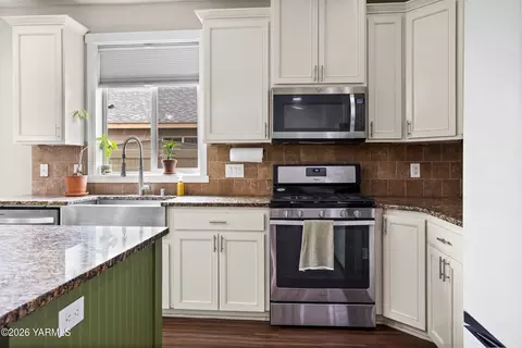 Kitchen - 908 Millenium Ave, Moxee, WA 98936 photo 2 of 4