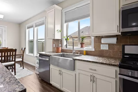 Kitchen - 908 Millenium Ave, Moxee, WA 98936 photo 3 of 4