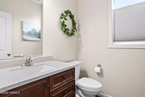 Bath - 908 Millenium Ave, Moxee, WA 98936 photo 1 of 7