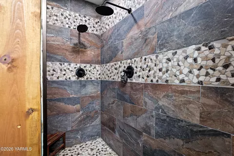 Bath - 908 Millenium Ave, Moxee, WA 98936 photo 4 of 7