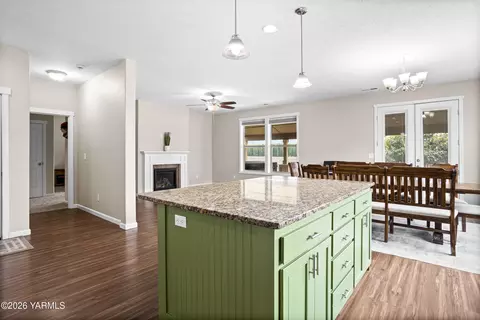 Entry Way - 908 Millenium Ave, Moxee, WA 98936 photo 4 of 9