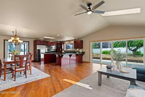 575 Parish Rd, Selah, WA 98942