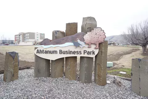 NKA Ahtanum Ridge Dr #5, Union Gap, WA 98903